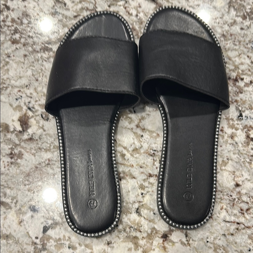 DIVA Lounge Black and Silver Sandals Sleek Minimalist Design